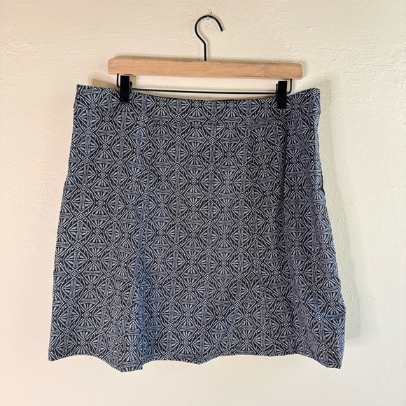 Rip Skirt NWT Hawaii Black Pearl Batik Wrap
Size Large - Picture 4 of 9